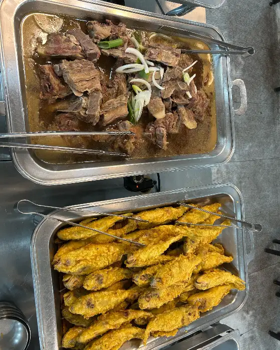 푸짐하게 담긴 갈비찜과 바삭해 보이는 조기 튀김