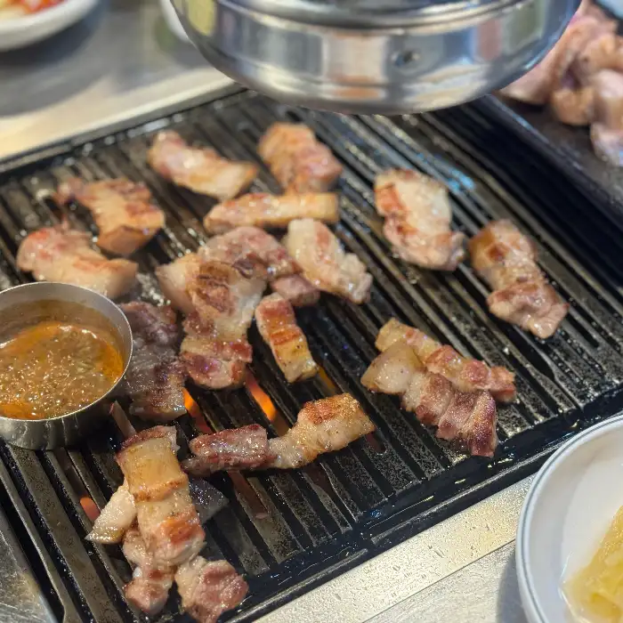 초벌되어 숯불 위에서 익어가는 오겹살