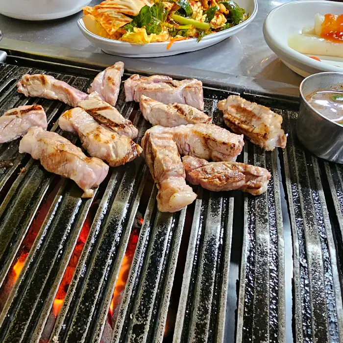 멜젓에 찍어 먹는 오겹살