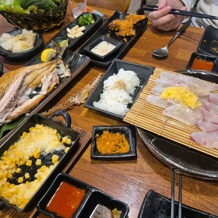 다양한 해산물 요리와 곁들임 음식들