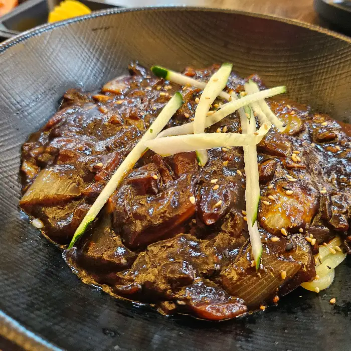 윤기 나는 간짜장