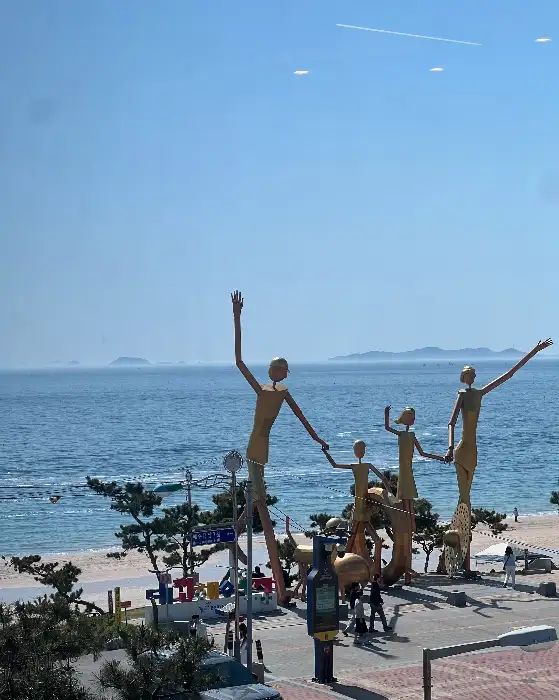 창밖으로 보이는 바다 풍경