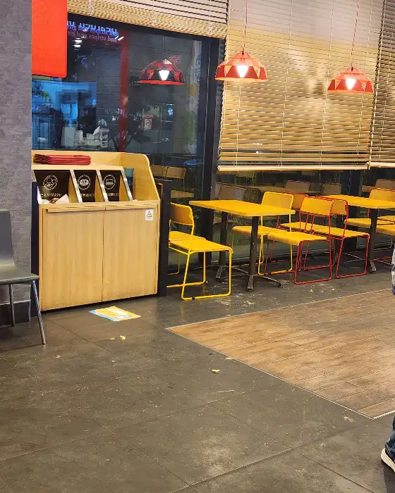 매장 내부의 테이블과 의자, 그리고 진열대가 보인다.