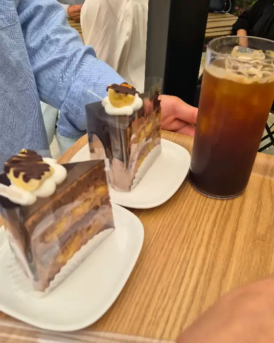 진열된 케이크와 음료