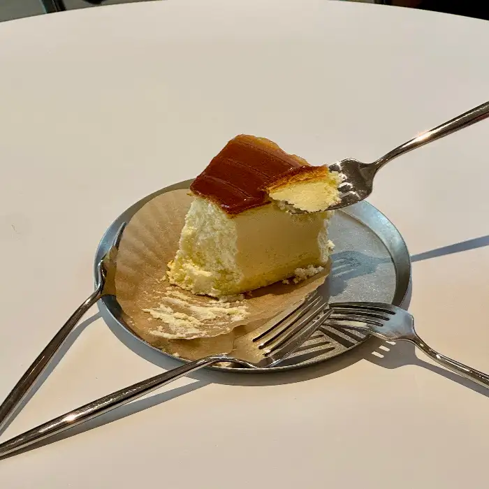 포크로 떠낸 치즈 케이크 단면