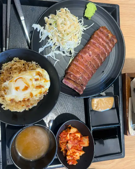 정갈하게 차려진 규카츠 정식 한 상입니다.