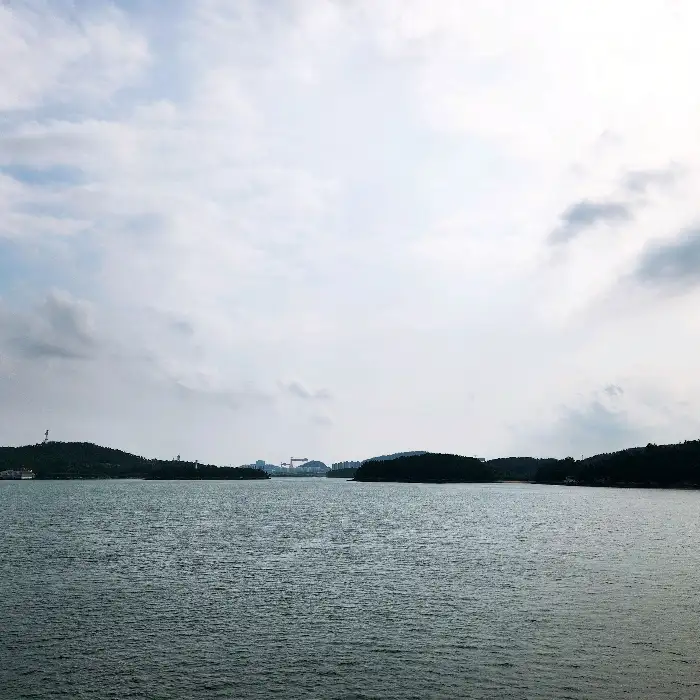 구름 낀 하늘 아래 펼쳐진 바다 풍경