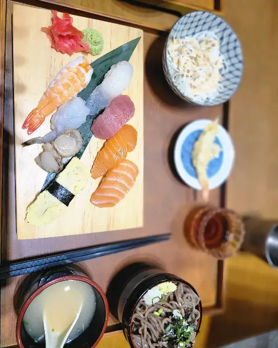 잘 차려진 초밥 한 점