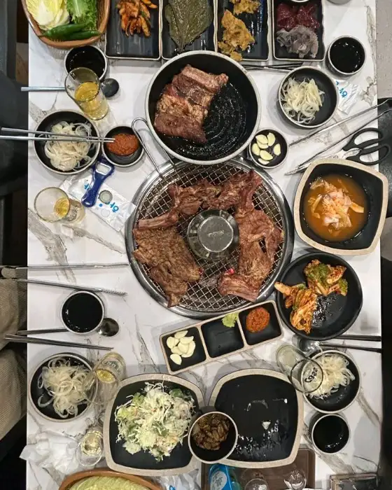 신선하고 먹음직스러운 육회