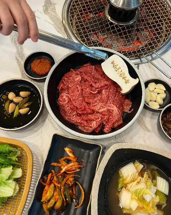 다양한 쌈 채소와 곁들여 먹을 재료들