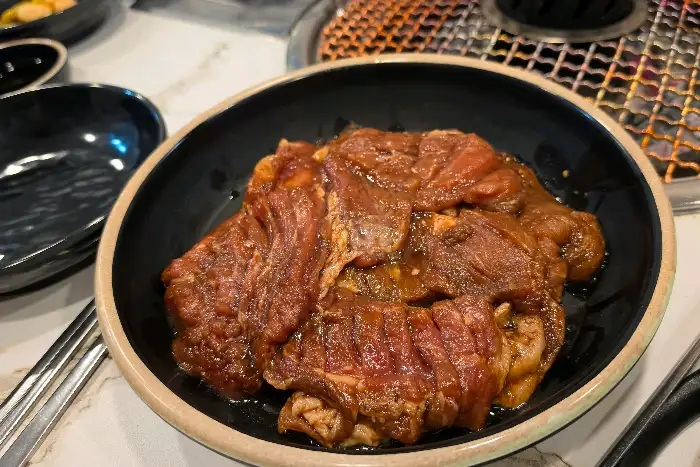 양념이 맛있게 배어든 돼지갈비