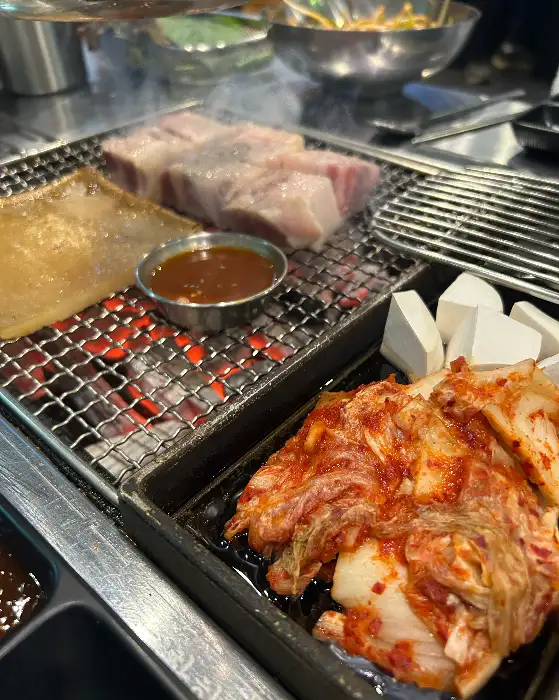 바삭하게 익은 돼지껍데기가 불판 위에 올려져 있다.
