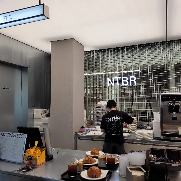 NTBR 카운터 모습, 빵과 음료 준비 중인 직원