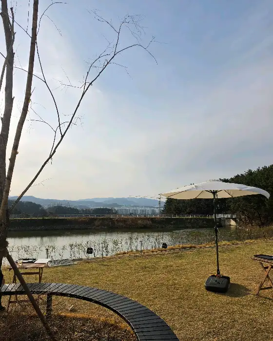 NTBR의 야외 테라스 풍경, 호수와 잔디밭