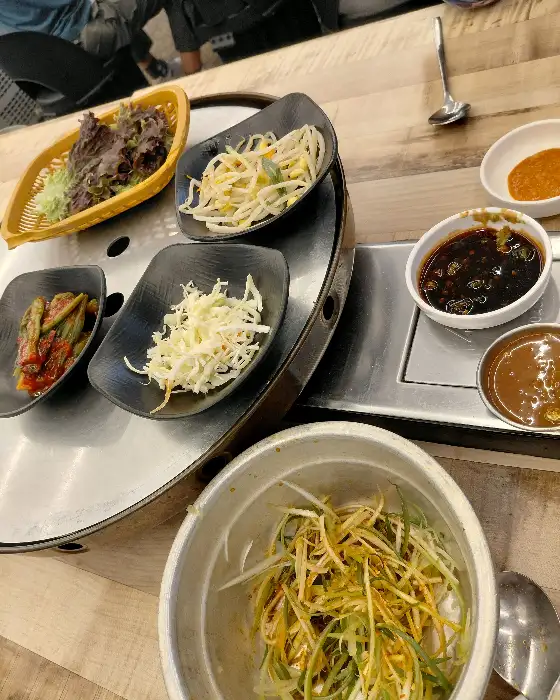 다양한 밑반찬과 소스