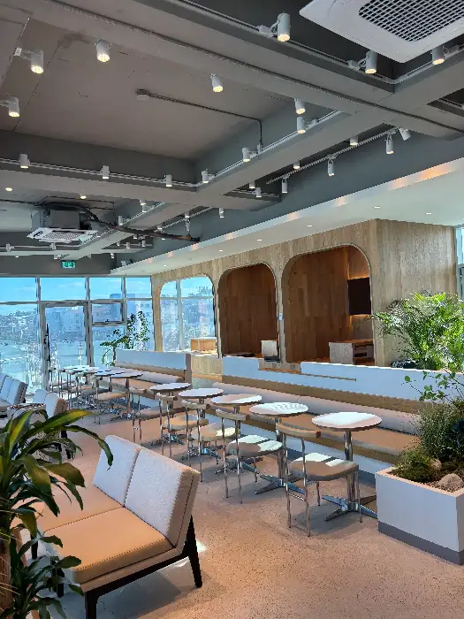 모던하고 세련된 카페 내부 인테리어와 편안한 좌석들
