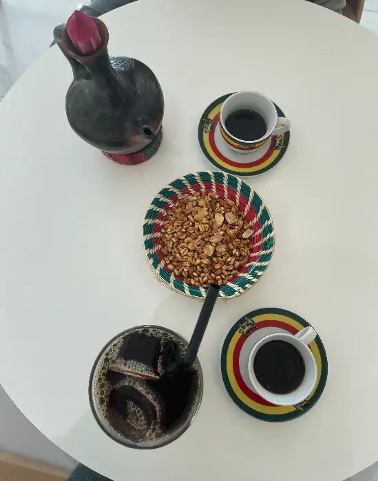 전통 에티오피아 커피 도구와 음료