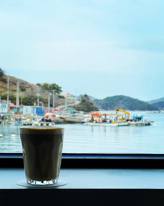 창밖으로 보이는 통영 앞바다 풍경