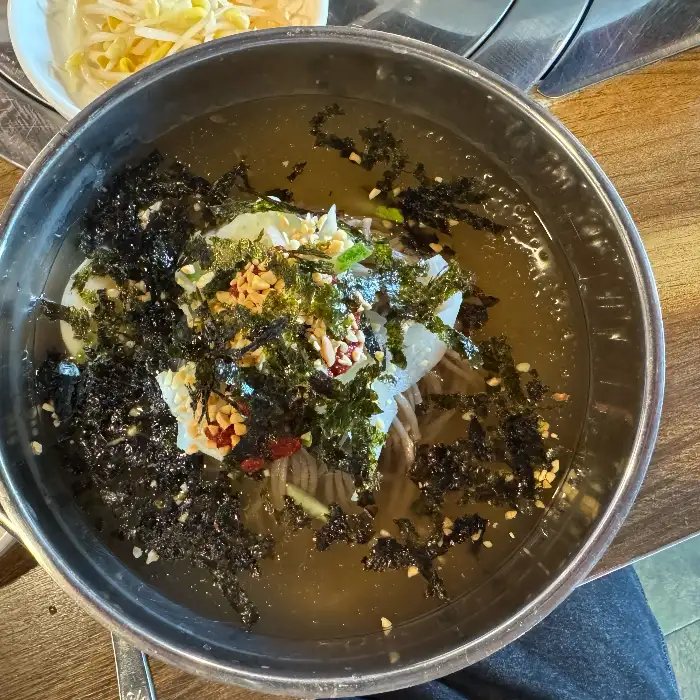 맛있게 비벼진 비빔막국수