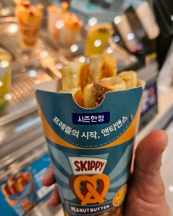 앤티앤스 프레즐의 피넛버터 크림치즈 스틱