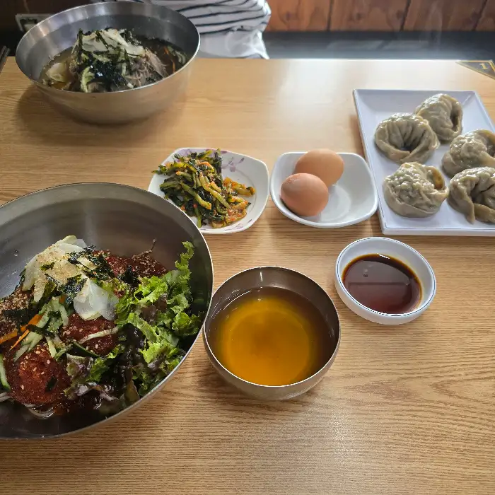 물막국수와 비빔막국수, 만두, 수육 한 상차림