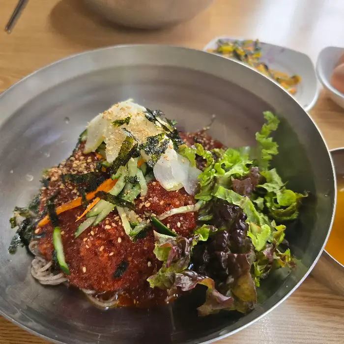 푸짐하게 담긴 비빔막국수