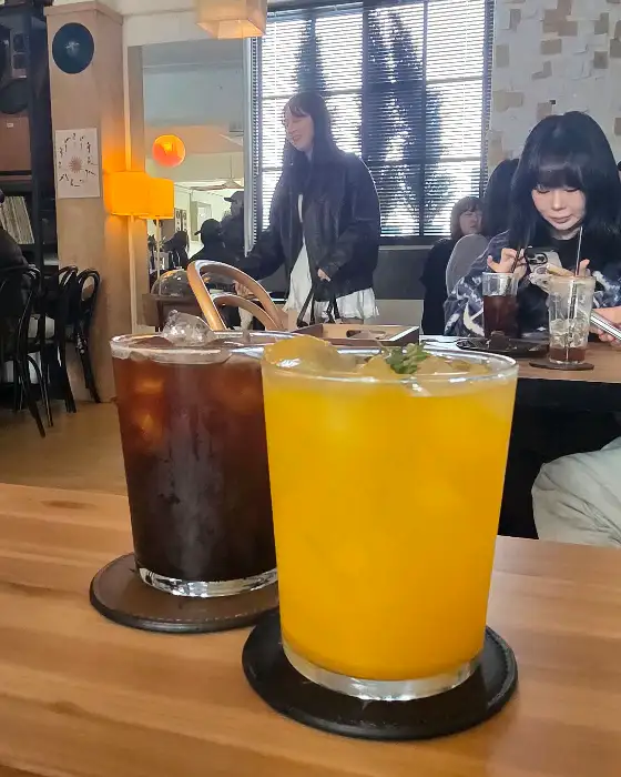 색감이 예쁜 두 잔의 음료