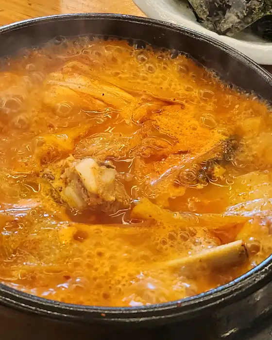 보글보글 끓고 있는 김치갈비전골
