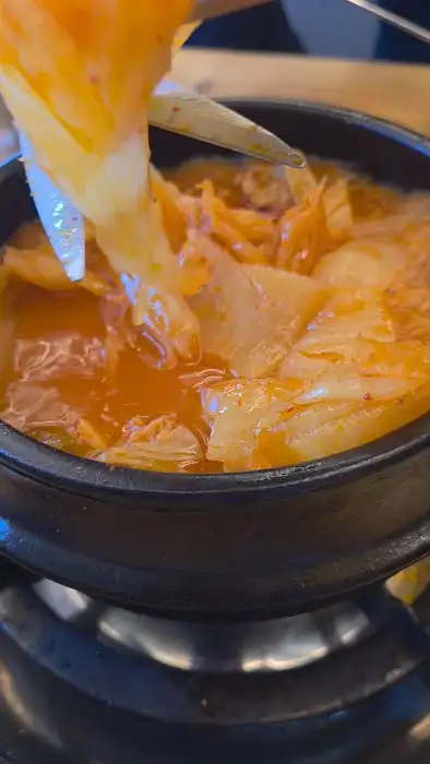가위로 김치를 자르는 모습