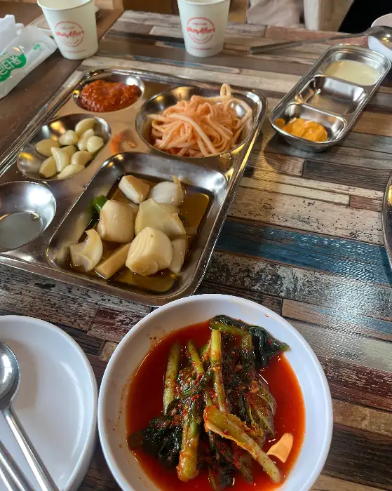 다양한 밑반찬과 소스가 담긴 식기 세트