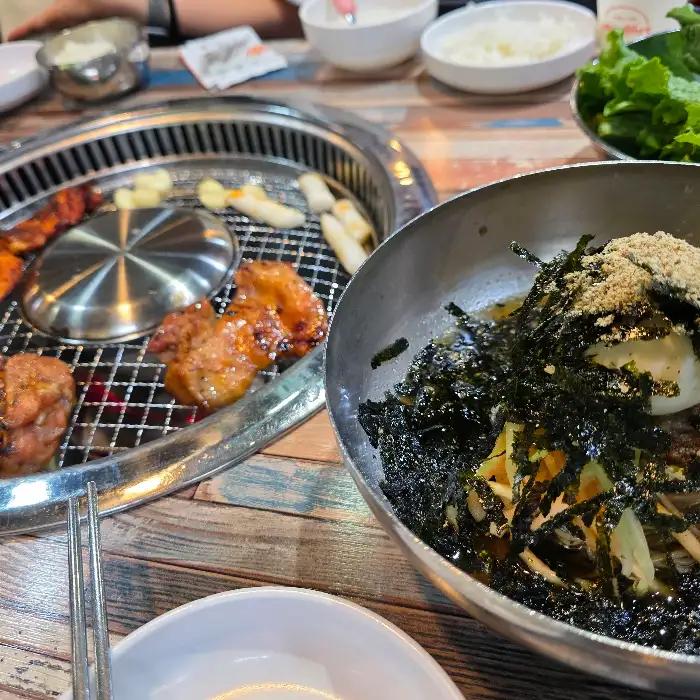 숯불 위에서 익어가는 닭갈비와 떡, 그리고 막국수 한 그릇