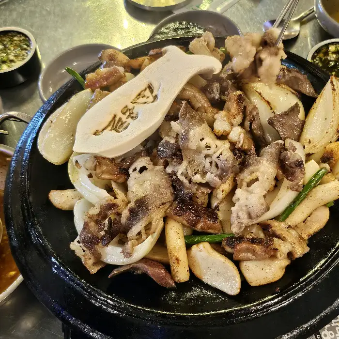 고소한 맛을 자랑하는 모듬구이
