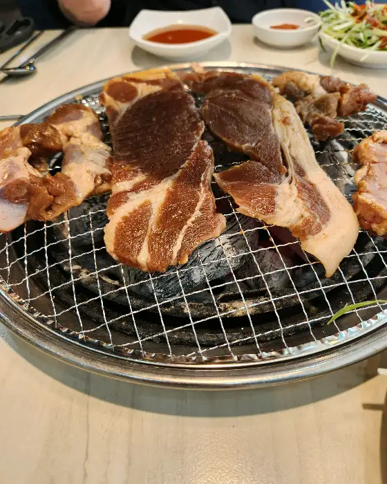 숯불 위에 올라간 삼겹살과 목살