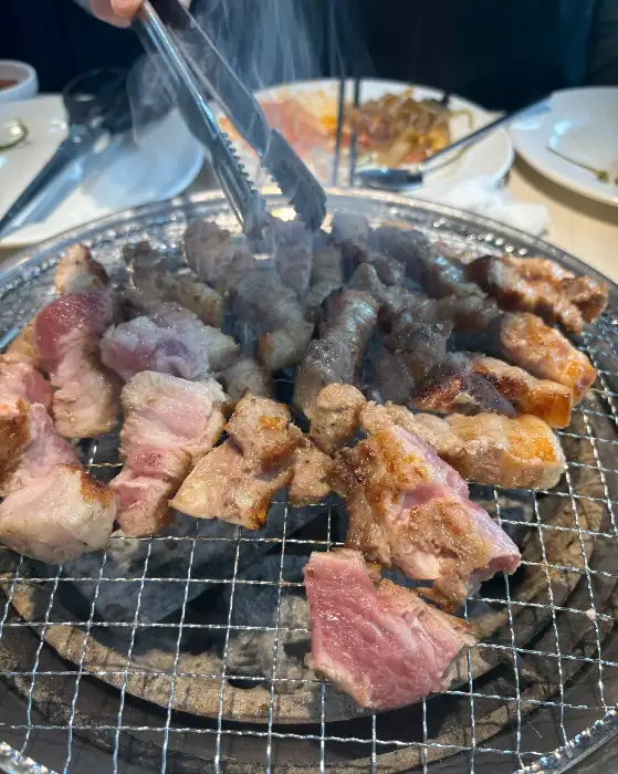 불판 가득 채워진 다양한 부위의 고기