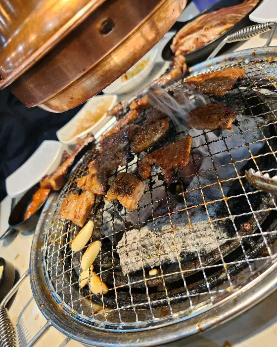숯불 위에서 지글거리는 갈비 조각들