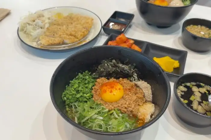 마제소바와 돈까스, 반찬 구성