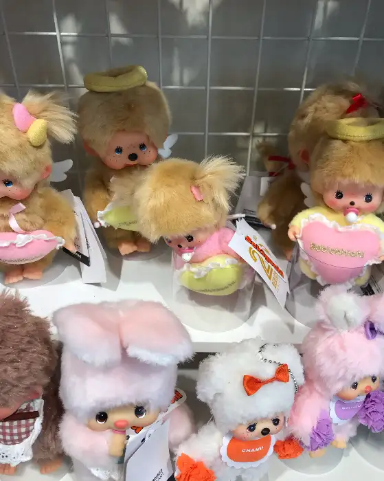 장난감 캐릭터들이 진열된 모습, 몬치치 인형 두 개가 나란히 걸려 있다