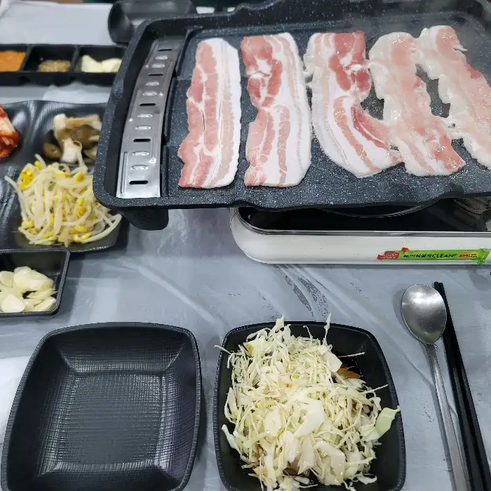 청성회관 삼겹살 굽는 모습
