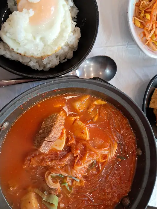 푸짐하고 먹음직스러운 김치찜