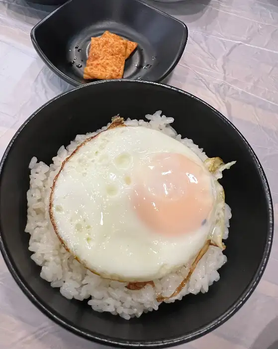 김치찜과 함께 나온 계란 후라이 밥