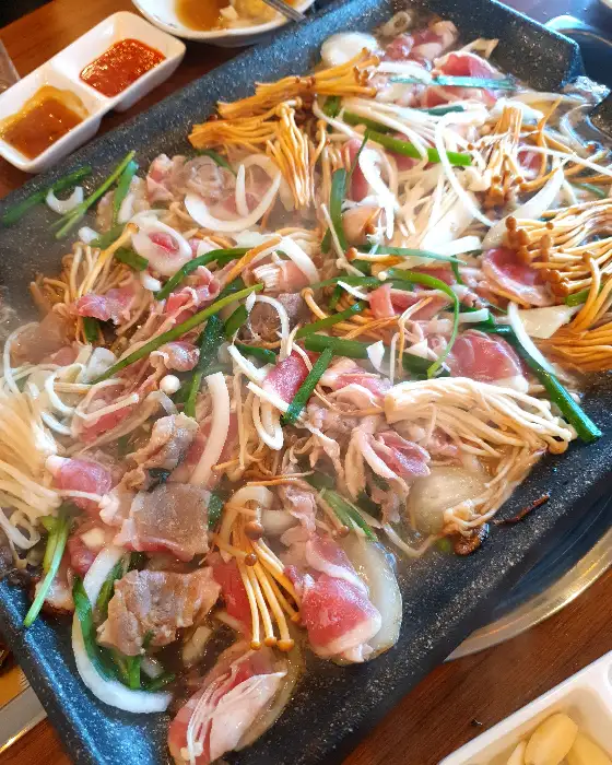 양념에 재워진 오리 불고기가 가열판 위에서 익어가고 있다