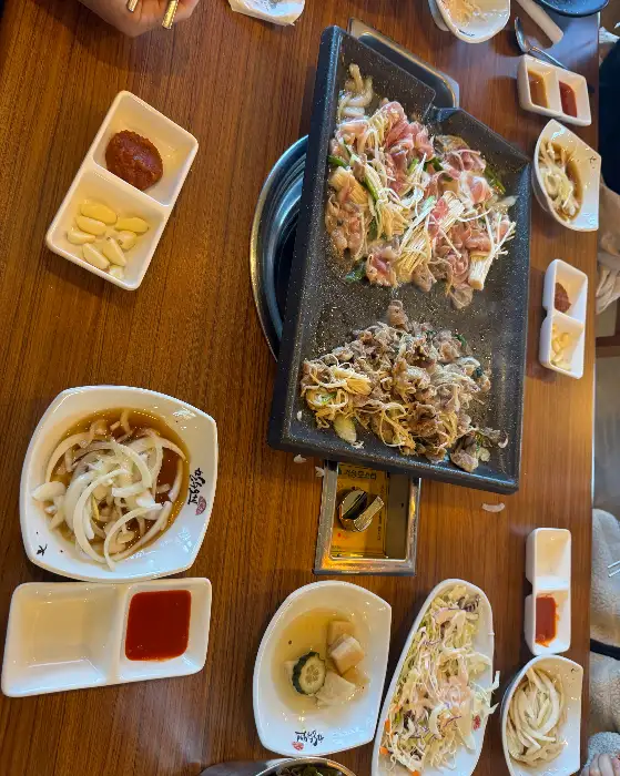 오리 불고기와 다양한 밑반찬, 그리고 들깨 칼국수