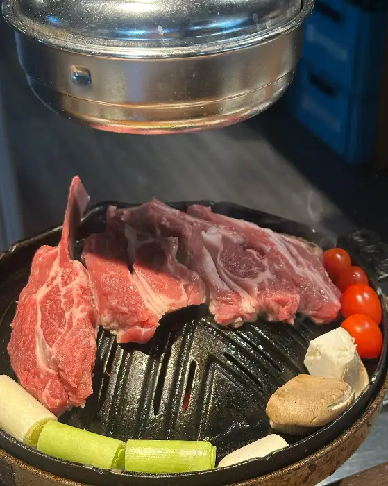양고기 굽는 화로와 신선한 양고기