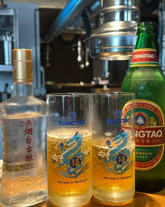 청량한 칭따오 맥주와 술잔