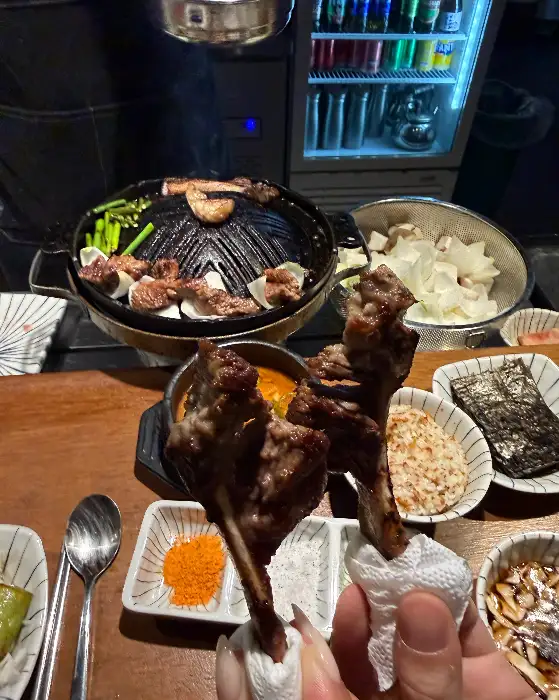 먹기 좋게 잘라진 양고기 꼬치와 곁들임 메뉴