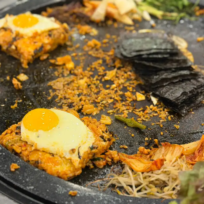 김치와 계란 프라이를 곁들인 볶음밥