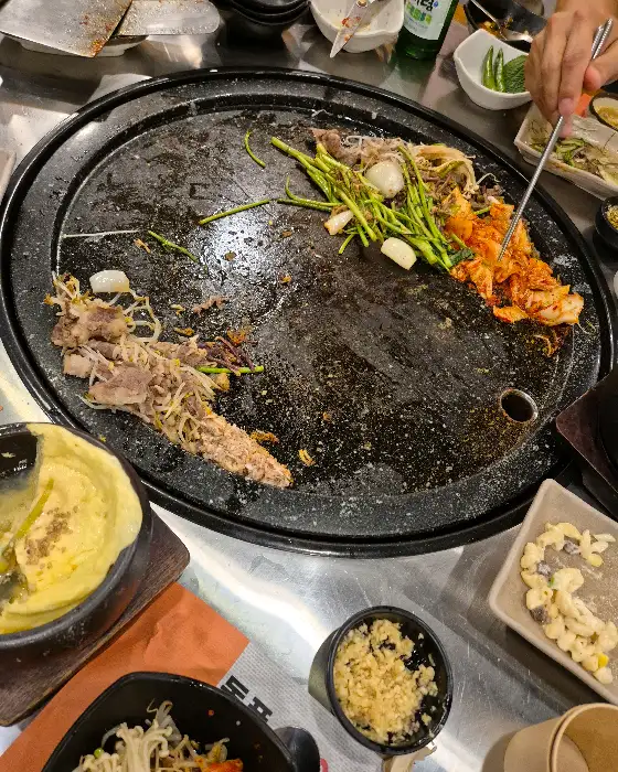 거의 다 먹어가는 돌판과 남은 고기, 채소