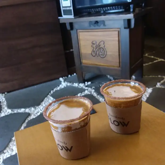 말차 라떼와 디저트