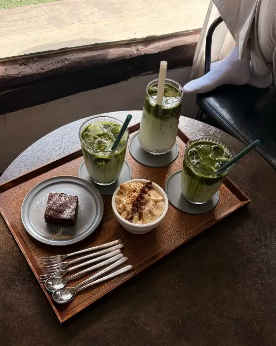 말차 라떼와 브라우니