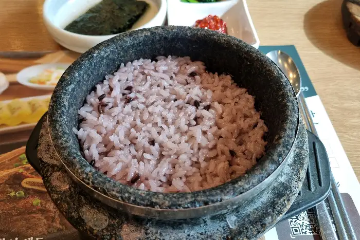 윤기 자르르 흐르는 솥밥